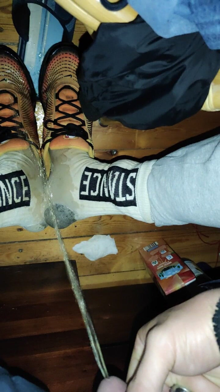 SmokedAlloy2: Dirtyjunkbro'nun işemek için tuvalete ihtiyacı yok. Bunu her yerde yapıyor!...