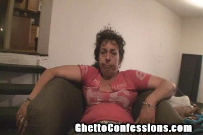 Ghetto Confessions: 厄介な幸せな売春婦が捨てられた老人たちが私たち全員のためにチンコを吸う!