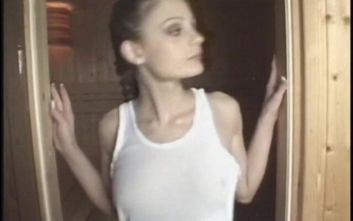 Hot and Wet: Das freche schätzchen kyra tyelar spielt mit dildo in der...