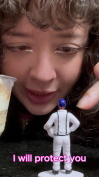 Een reus brengt je in de koelkast tijdens het dessert