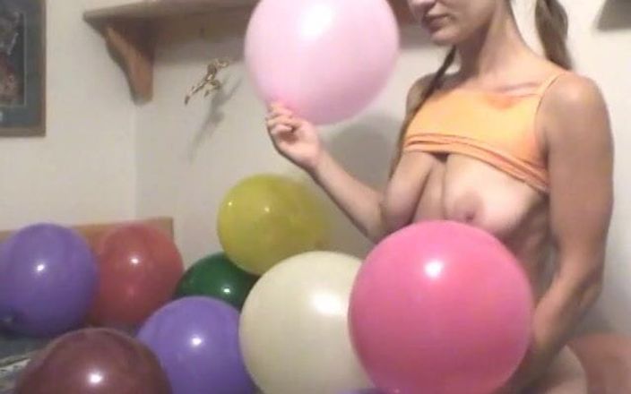 Solo Sensations: Meid stript en wrijft ballonnen over haar tieten