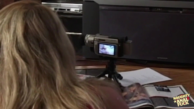 Naughty anal fuck: Membajak awek blonde yang lapar zakar mudah apabila tiga lelaki...