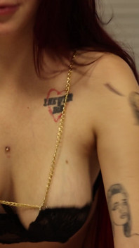 Ragazza cattiva con piercing sulla lingua e sul capezzolo viene martellata duramente e veloce e con sborrata dentro