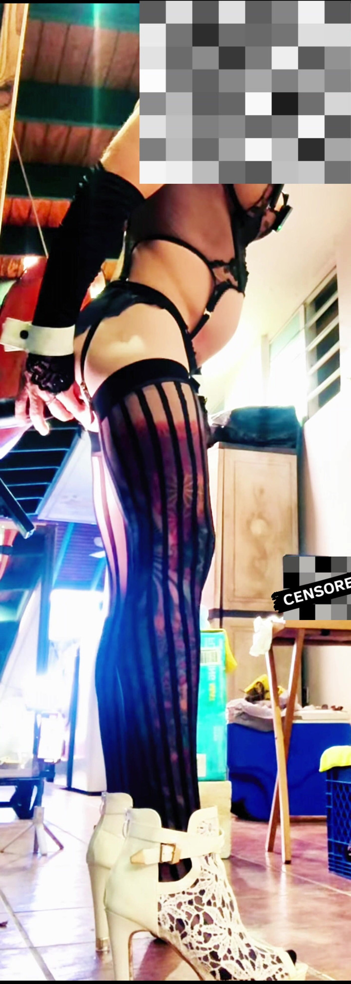 Benito414: Transgender seksi stoking hitam menunggangi dildo anal di dinding