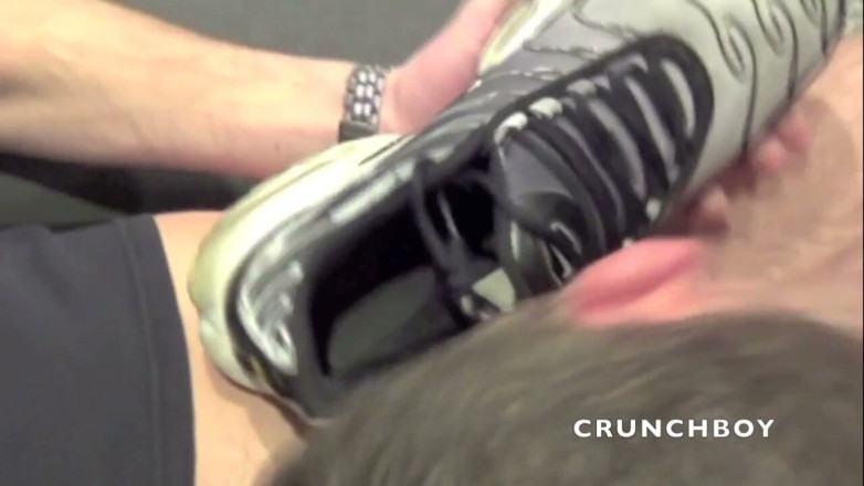 Sneaker gay: ファビアンとバイセックスのスカリーボーイによる足の屈辱