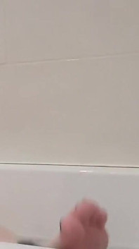 Dita dei piedi in un bagnoschiuma