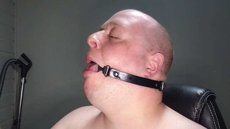 Charlieboy69: Głębokie gardło 18-calowego dildo z pierścieniem ustnym