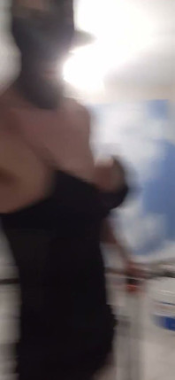 Au Travail, Cdmichelle Travaille La Peinture Avec Un Pulvérisateur De Peinture