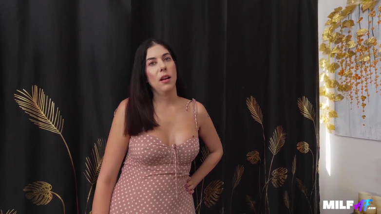 Milf AF: Pokojówka do please: Macocha jest szalona jak diabli 