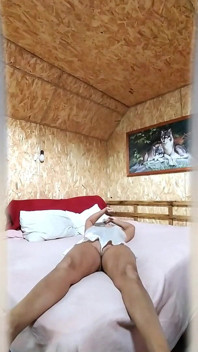 Dona de casa gostosa Lukerya em uma cama grande
