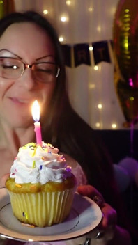 À luz de velas e desejos de cupcake