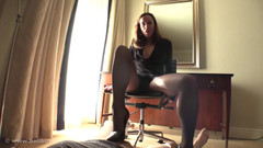 Ballbustingchicks: J’aime m’étouffer sur ta bite avec mes talons hauts