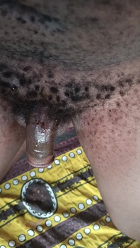Chlupatý africký muž bije černého ptáka