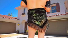 Kitty_Cross: Underbar Shemale som håller hjärtformad ballong lekfullt