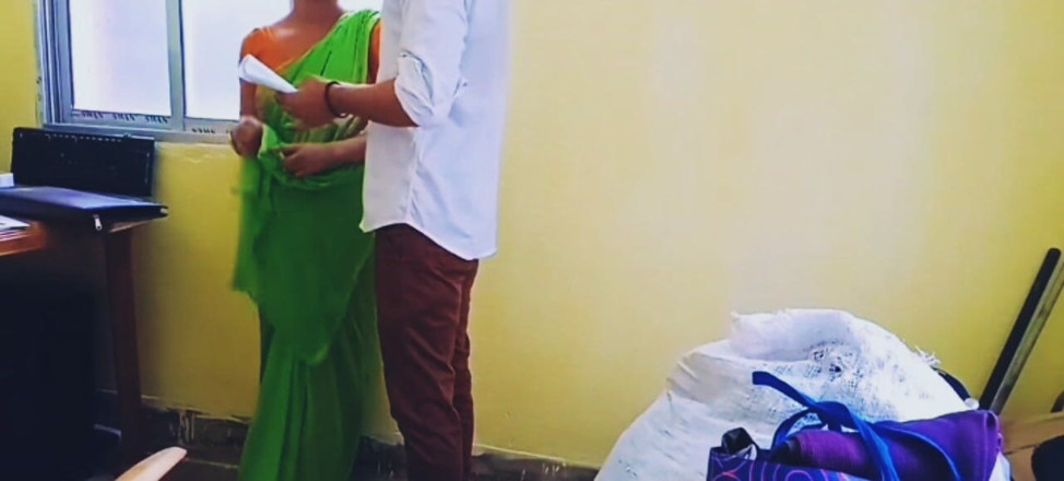 Teensex: Sexy professora e estudante fantasia química na sala.
