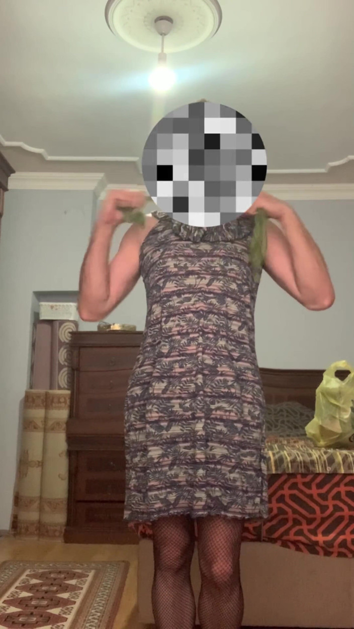 cd_aysemmm: 継母が服を試着している