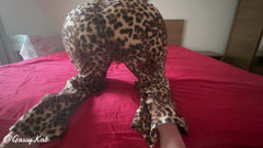 GassyKat: 熟女pj在红床上的臭屁