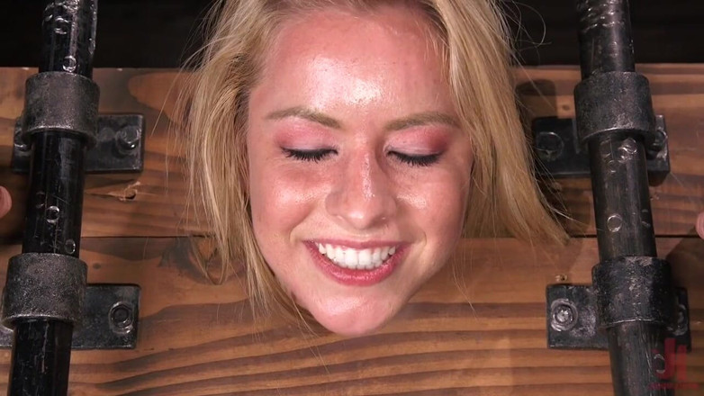 Kink: La piccola troia squirting lilly lit