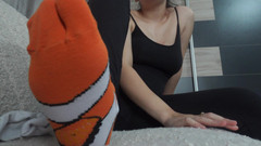 AmayaMori: Adik tiriku ngasih tahu rasanya pakai kaus kaki tabi Jepang...