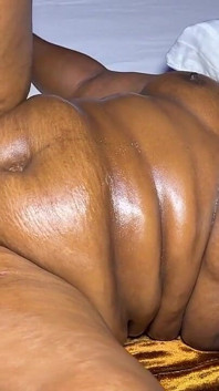 Sugar mommy masajeada acariciada y follada muy bien