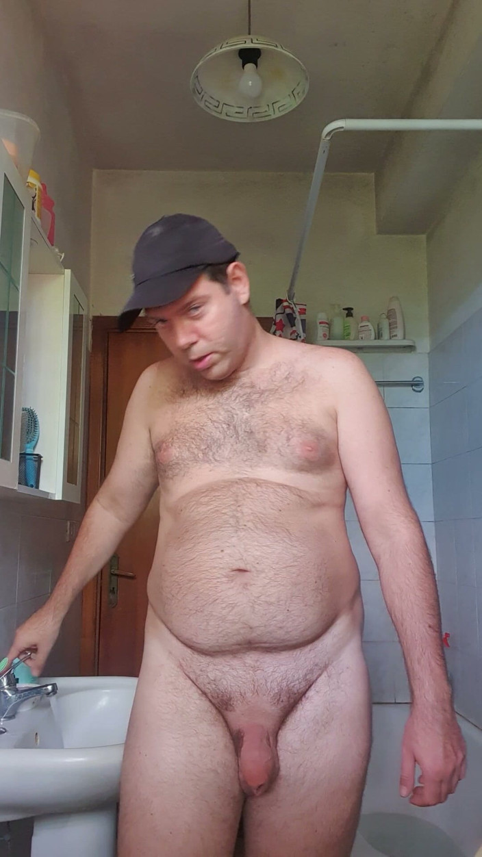 Mirko2589: Nuda in bagno con il cappello