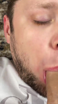 Un jeune propriétaire nourrit un homme avec du sperme