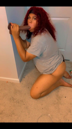 Hicktown_hoochi: Na moich kolanach ssanie dildo BBC