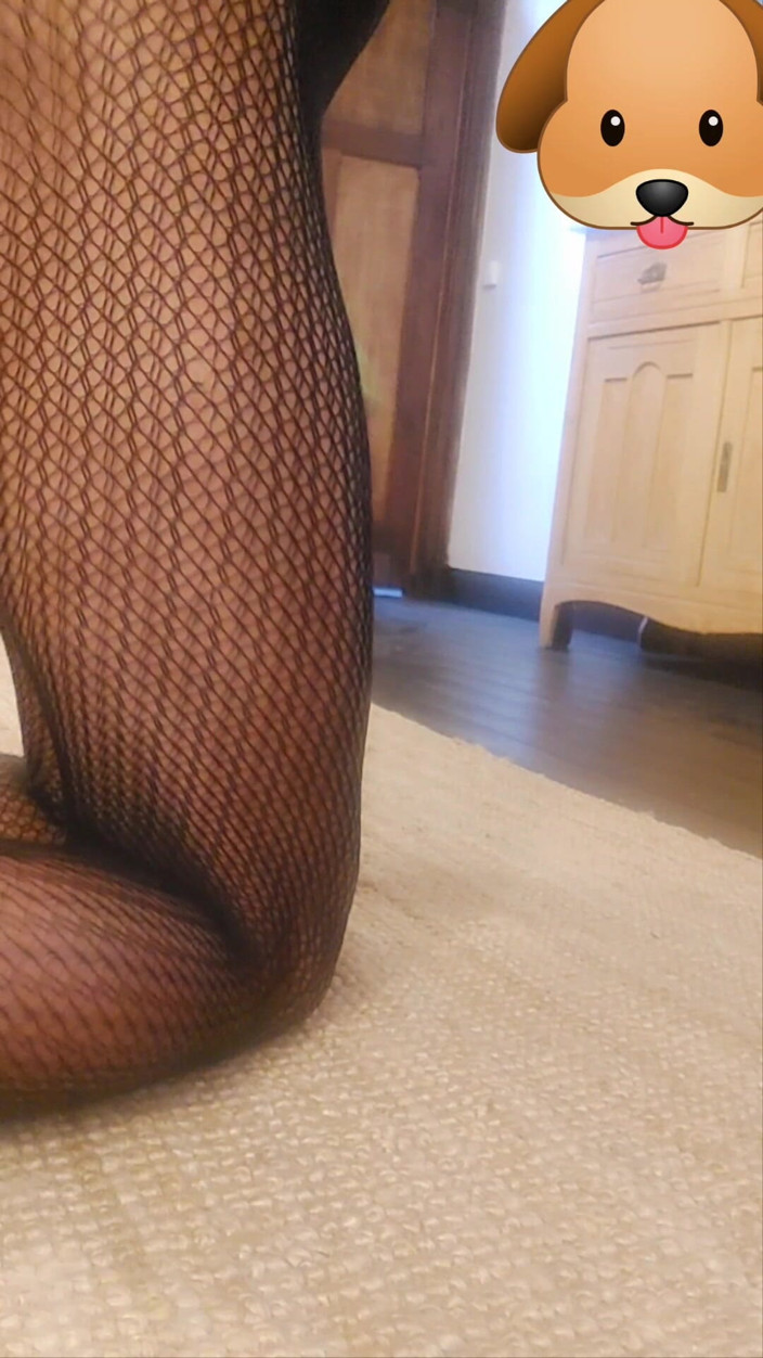 Milah CrossxxX: 一个拥有巨大自慰的娘娘腔吐口水并展示她的屁股