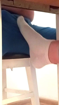 Sockjob &ruinierter orgasmus unter dem tisch