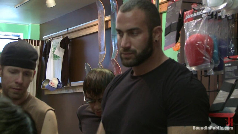 Bound in public: Folla arrapata salta su uno stallone muscoloso in un negozio...