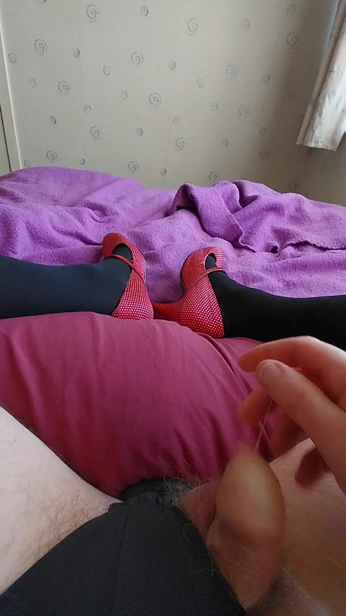 Cindy Belfast: Sissy Cums When Her Pussy Is Plugged