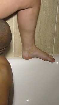 Kencing pada submisif dalam tab mandi