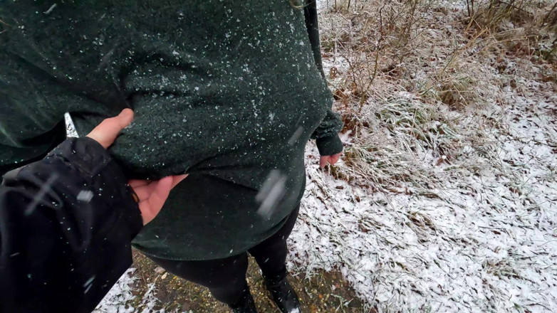 Bouncy Tits Action: Op haar tieten slaan tijdens het wandelen door de sneeuw
