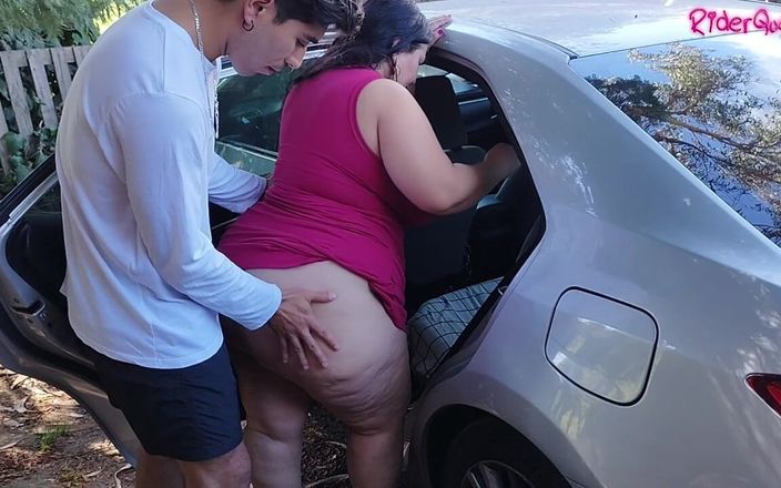Mommy's fantasies: Трогает задницу - толстую зрелую женщину трахнул в машине молодой гость ее пасынка