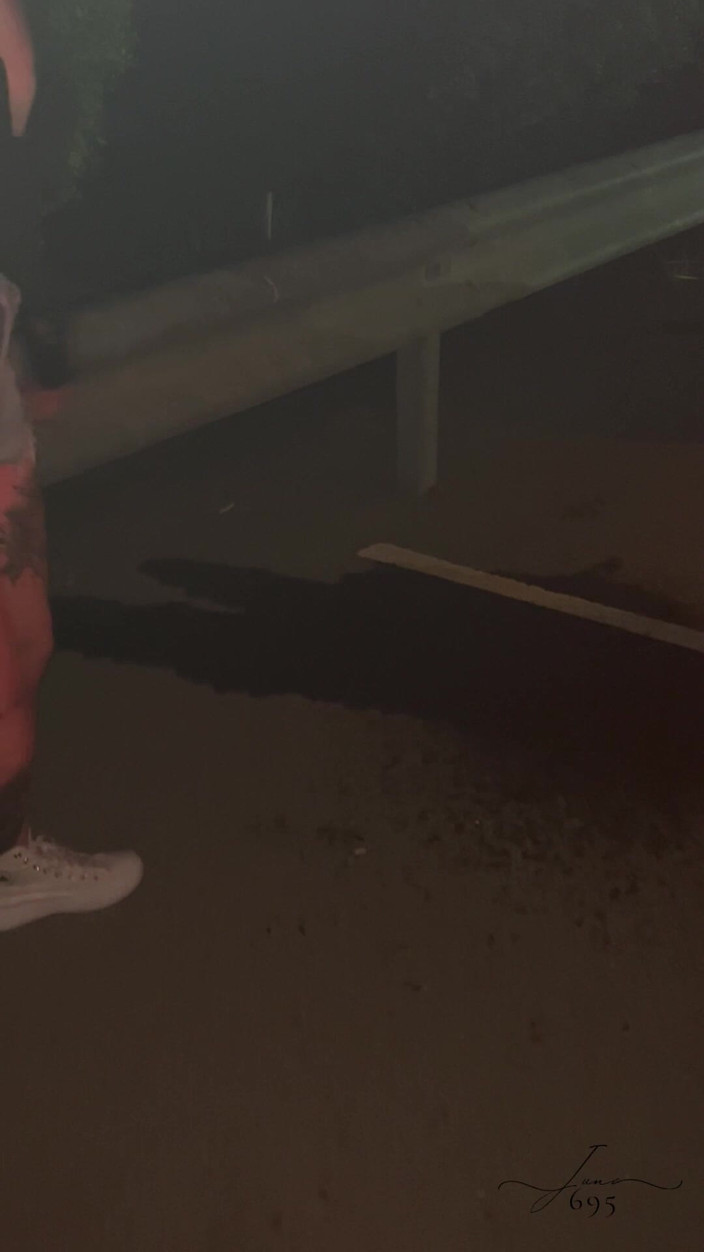 June695: Zlatá sprcha v ulici