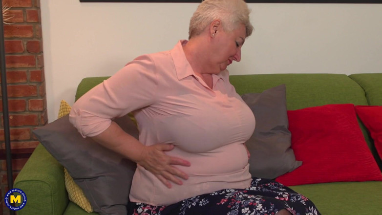 Mature NL: La Nonna Culona Astrid Si Sditalina La Sua Figa Matura...