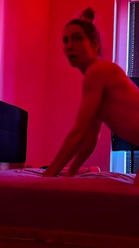 Divertimento in camera da letto. Sesso sensuale sotto luci rosse