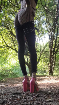 Sürtük 1 gün sürtük her zaman. Fransız eşek trav ormanda, pembe dize tanga ve pembe topuklu ayakkabılar görünüyor. Ormanda Sergi.