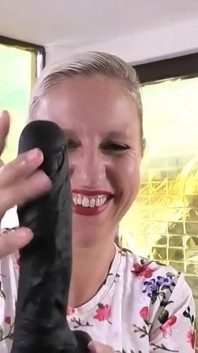 Passt Der Rein...? 1. Analspiele Mit BBC Dildo