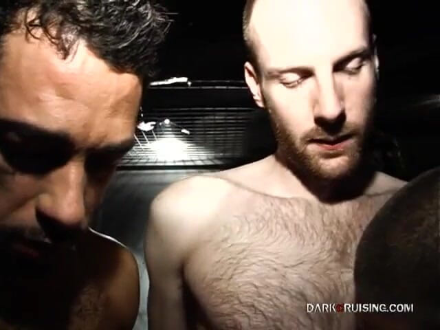 Dark Cruising: DarkCruising - orgía de machos en una trastienda