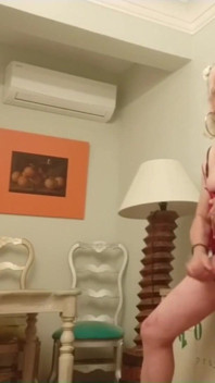 Shemale Carla Fickt Ihren Arsch Mit Einem Großen Dildo