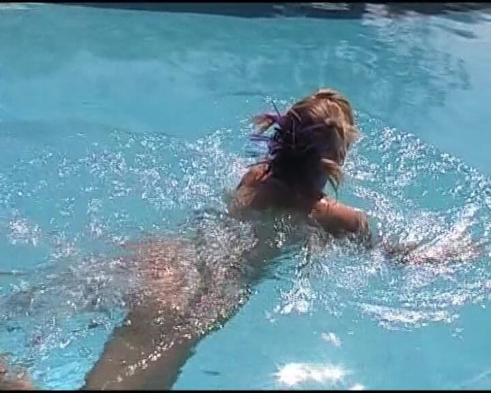 Deutsche Camgirls: Blonde Teen Likes to Play with Her Anal Hole at...