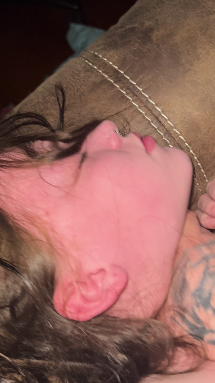 Candyxxxcrusher: Náctiletá děvka kouří a dostává bušení do zadku!!!