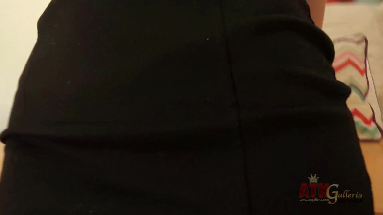 ATKIngdom Fans: सुनहरे बालों वाली किशोरी कास्टिंग पर अपना सेक्सी शरीर दिखा रही है