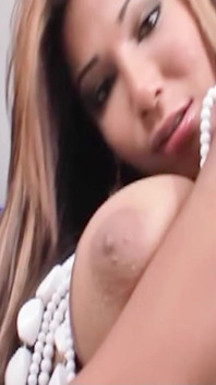 Une trans blonde à gros nichons filmée en train de se masturber anal et de branlette
