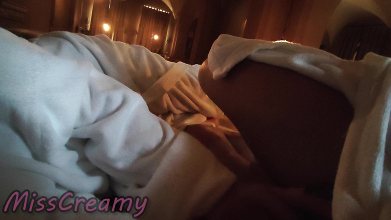 Miss Creamy: Dick Flash! Riskabelt sex i spaläraren falska massage och får...