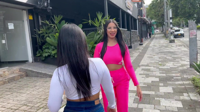 Andres Acosta: Latine tettone fanno una passeggiata al Sex shop per scopare...