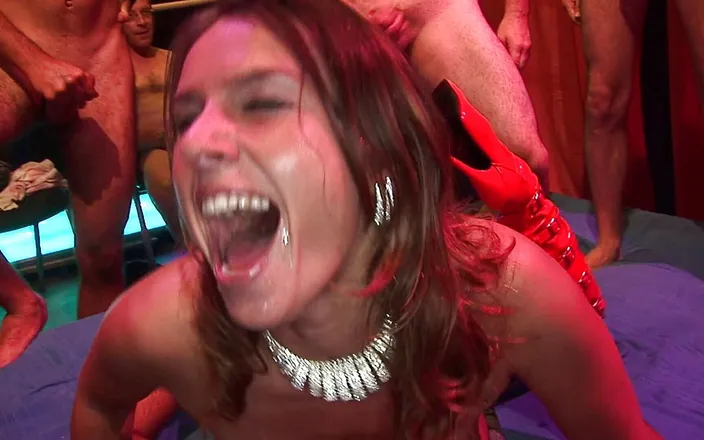 Fickparty: Si seksi susi di-gangbang: ngentot kontol di setiap lubangnya demi...