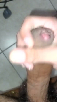 Masturbándose secretamente con la ropa interior del padrastro