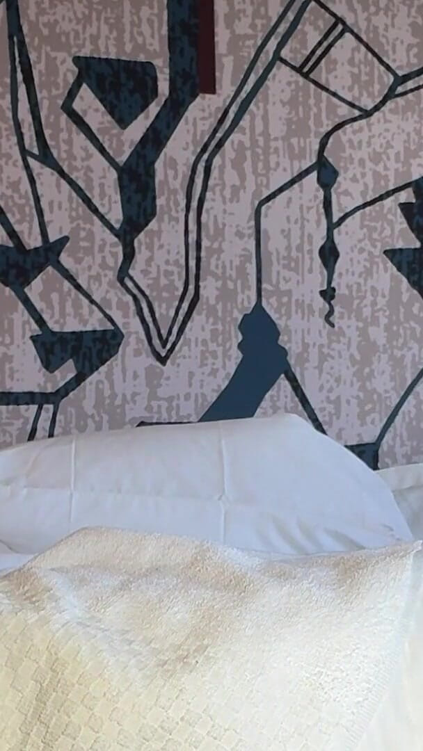 Kandylegsxxx: Kandy's Furniture Fuck 4: squirting sul tavolo, macinazione sul letto e...